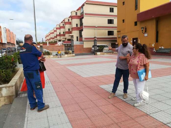 El concejal de Alumbrado Público, Jonay López y la dirigente vecinal Julia Martel (Foto TA)